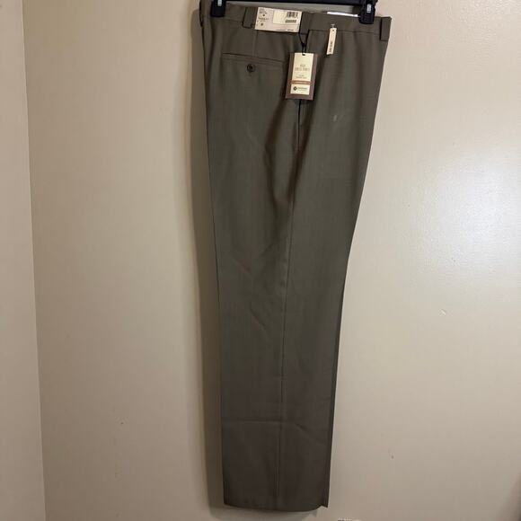 NWT Haggar Classic Fit Men Khaki Slacks 38W x 32L Gray - Picture 2 of 7